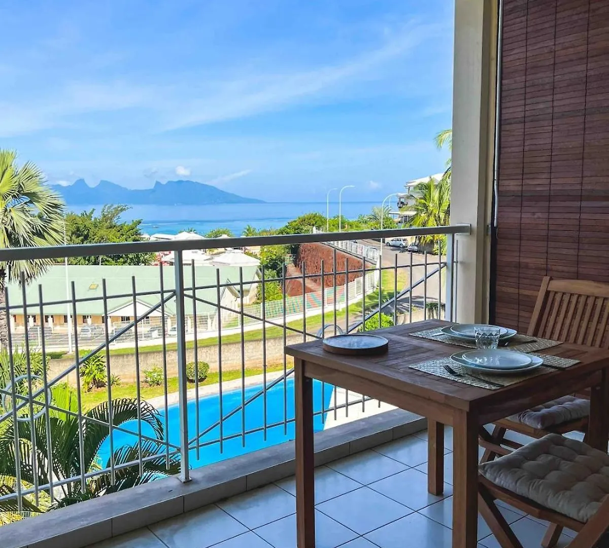Manui Condo Avec Piscine Et Vue Sur La Mer Et L'Ile De Moorea Punaauia  0*, Punaauia (Tahiti) French Polynesia